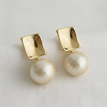 Load image into Gallery viewer, Contemporary Geometric Pearl Drop Earrings