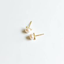 Load image into Gallery viewer, Freshwater Pearl Stud
