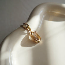 Load image into Gallery viewer, Everlight Necklace
