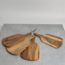 Load image into Gallery viewer, Acacia Wood Chese Board Set of 4
