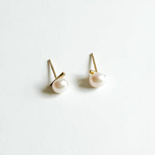 Load image into Gallery viewer, Freshwater Pearl Stud

