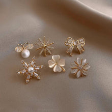 Load image into Gallery viewer, Chic Rhinestone Floral &amp; Animal Shaped Gold Brooch
