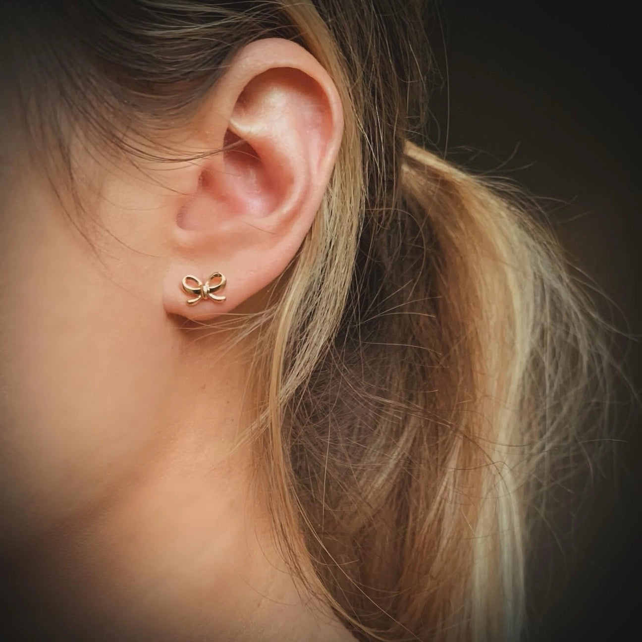 Bow Studs 18k Gold Dainty Stud Earrings – Smith & York Co display picture 1