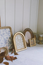 Load image into Gallery viewer, Fancy Scalloped Oval Photo Frame
